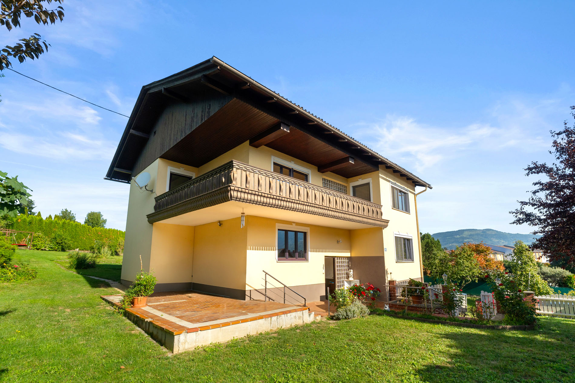 Stattliches Zweifamilienhaus in wunderschöner Lage und mit großem Grundstück!